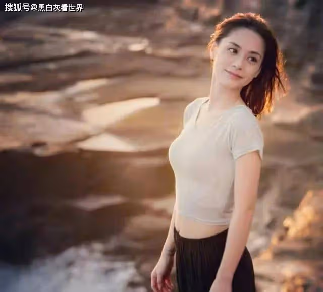 阿嬌機場被陌生男子搭訕,一個舉動化險為夷,生圖暴露真實顏值