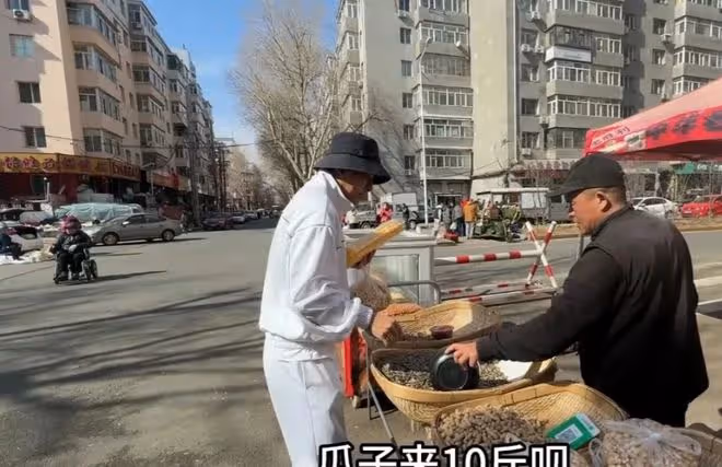賈乃亮《極限挑戰》漠河行:航班取消改火車,十斤瓜子伴囧途