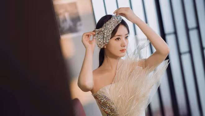 趙麗穎曬沈璃躺平照,女戰神慵懶風引發熱議
