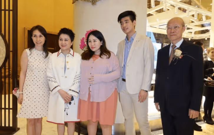 賭王33歲女兒大曬與小8歲老公合照！瘦身經歷堪比賈玲！謙稱：她更值得欣賞