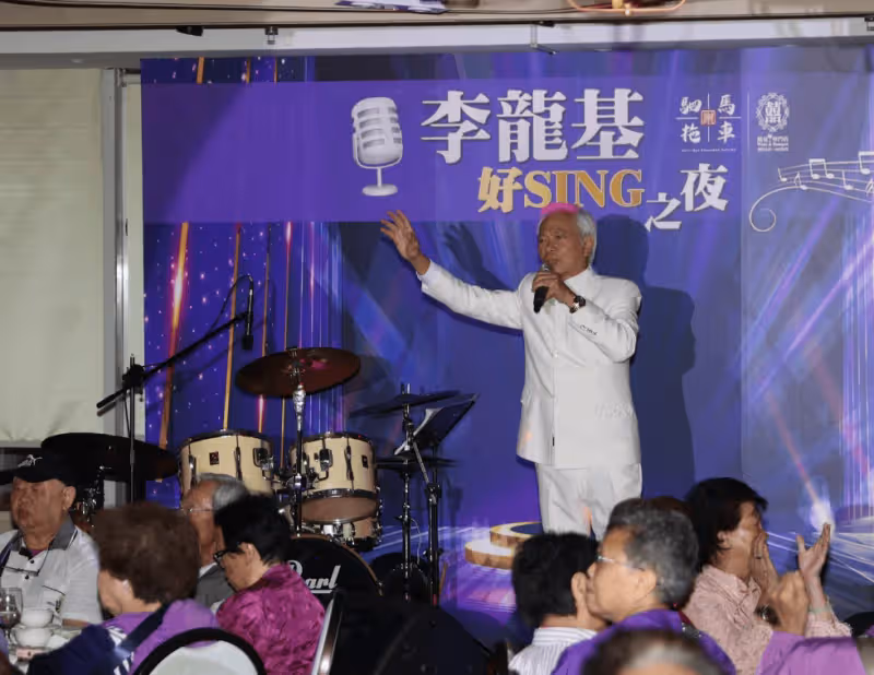 73歲TVB男星演唱會與女粉絲親密接觸!未婚妻仍被關押中!