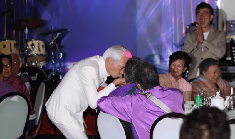 73歲TVB男星演唱會與女粉絲親密接觸!未婚妻仍被關押中!