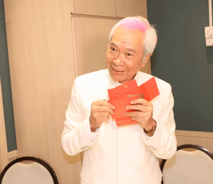 73歲TVB男星演唱會與女粉絲親密接觸!未婚妻仍被關押中!