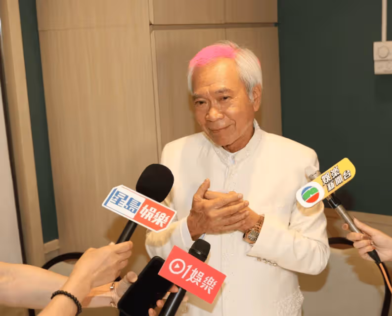 73歲TVB男星演唱會與女粉絲親密接觸!未婚妻仍被關押中!