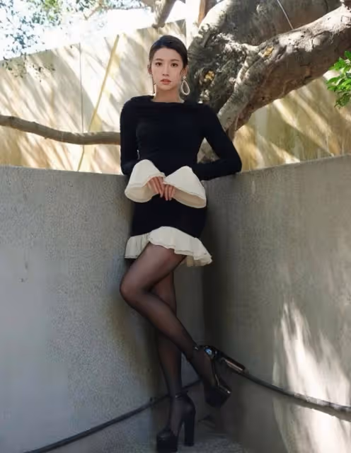 TVB女星蔡思貝穿黑色絲襪大秀身材,因緋聞太多,遭網友追著罵