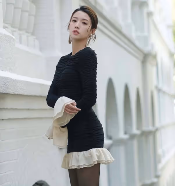 TVB女星蔡思貝穿黑色絲襪大秀身材,因緋聞太多,遭網友追著罵