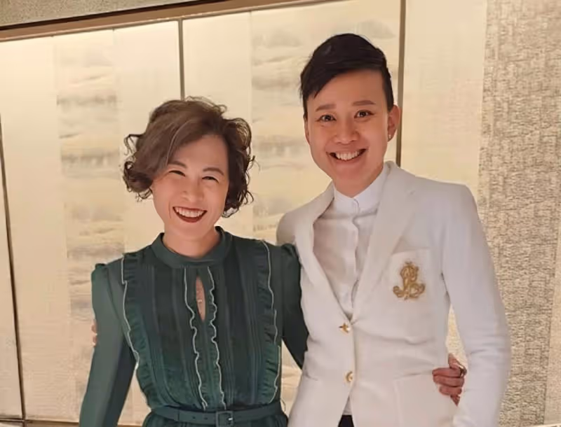 香港星二代攜同性戀人現身,熱戀五年形影不離,獲富豪父親認可