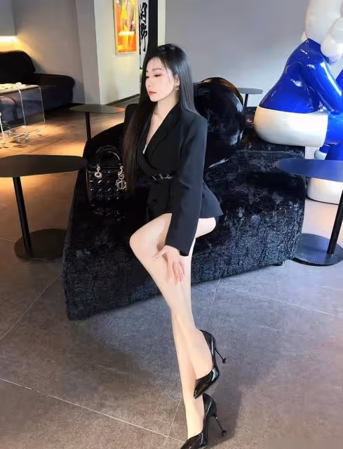 黑西裝+高跟鞋,盡顯獨立自信魅力,一米八大長腿盡收眼底!