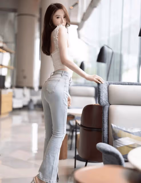 性感白上衣+牛仔褲:勾勒高挑曼妙,嫵媚婀娜,美輪美奐,魅力無限