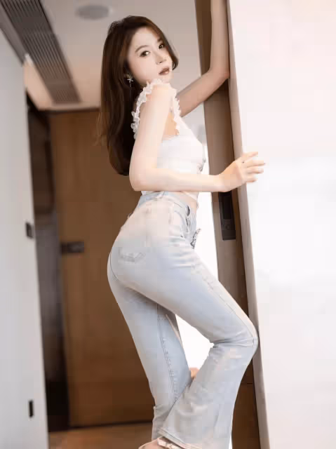 性感白上衣+牛仔褲:勾勒高挑曼妙,嫵媚婀娜,美輪美奐,魅力無限
