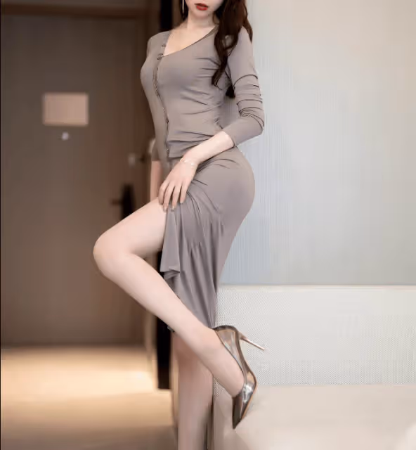性感灰裙+原色絲襪:勾勒曼妙身姿,嫵媚盡顯,婀娜姿態美輪美奐