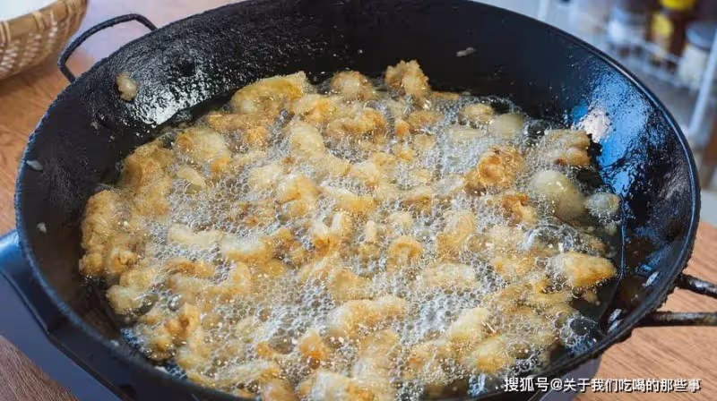 熬豬油，只放鹽是外行，切記多放2樣，又白又香無腥味，久放不壞