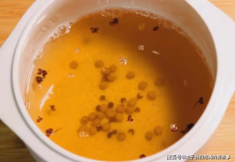 熬豬油，只放鹽是外行，切記多放2樣，又白又香無腥味，久放不壞