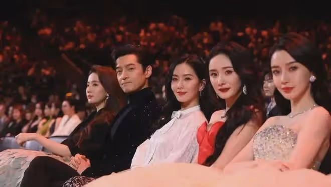 這一夜，坐在胡歌旁邊的唐嫣，讓人看到她在內娛的「江湖地位」