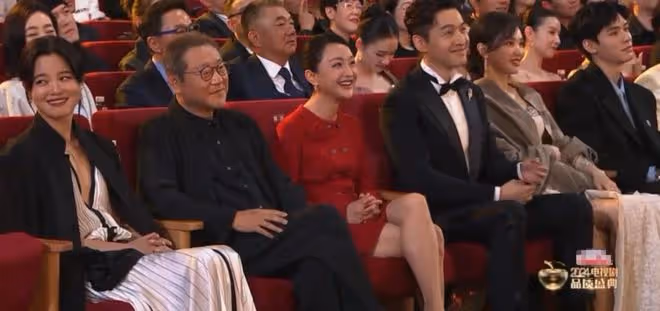 這一夜，坐在胡歌旁邊的唐嫣，讓人看到她在內娛的「江湖地位」