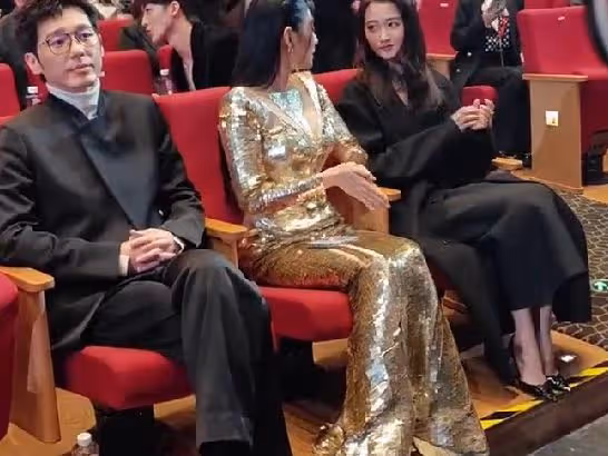 這一夜，坐在胡歌旁邊的唐嫣，讓人看到她在內娛的「江湖地位」