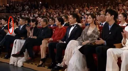 這一夜，坐在胡歌旁邊的唐嫣，讓人看到她在內娛的「江湖地位」