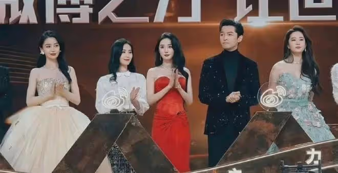 這一夜，坐在胡歌旁邊的唐嫣，讓人看到她在內娛的「江湖地位」