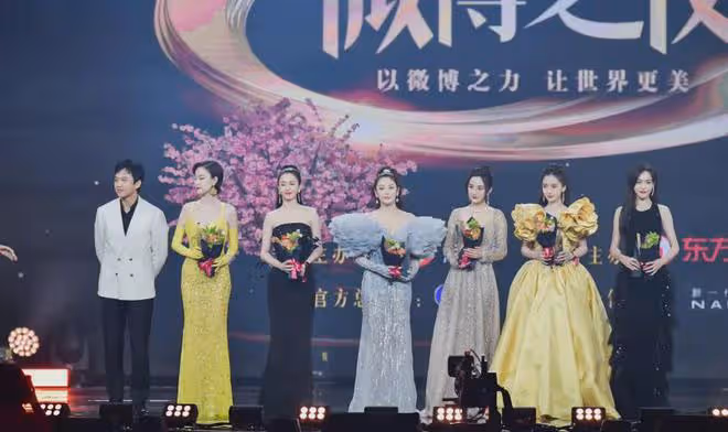這一夜，坐在胡歌旁邊的唐嫣，讓人看到她在內娛的「江湖地位」