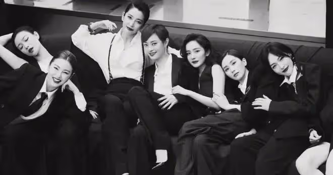 這一夜，坐在胡歌旁邊的唐嫣，讓人看到她在內娛的「江湖地位」