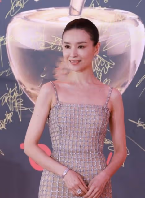 這一夜，「豁出去」的張雨綺，讓人看到內娛女星越來越少的性感美