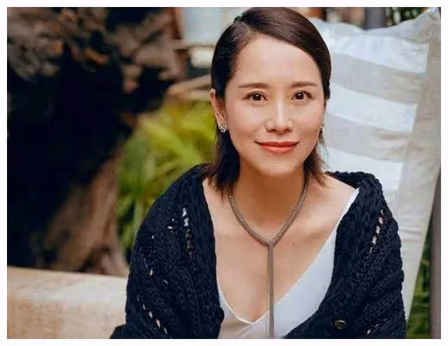 43歲董潔驚艷一瞥，科技變臉，優雅老去，魅力依然。