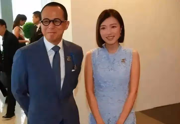 郭嘉文罕見出席婚禮，打扮貴氣頗顯名媛范！被主人家特別對待！