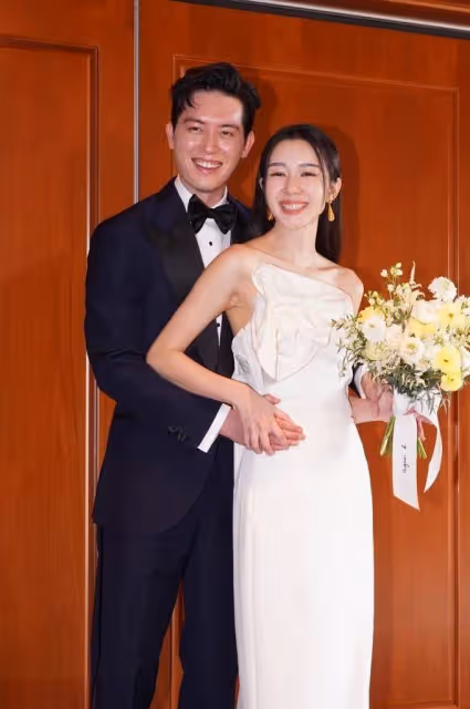 郭嘉文罕見出席婚禮，打扮貴氣頗顯名媛范！被主人家特別對待！