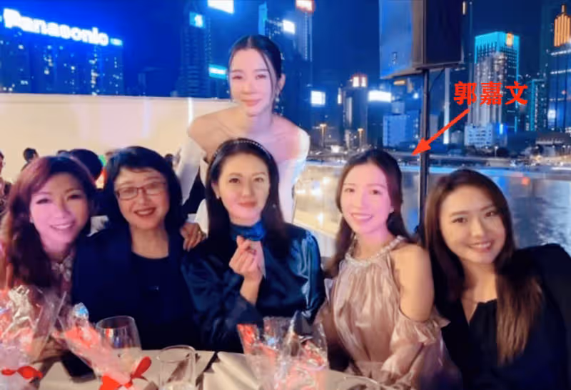 郭嘉文罕見出席婚禮，打扮貴氣頗顯名媛范！被主人家特別對待！