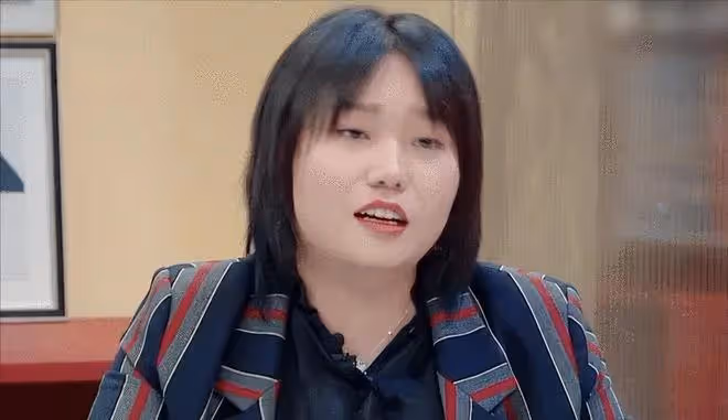 李雪琴被曝大瓜！和男友送走助理後甜蜜牽手，四下無人直接後背！