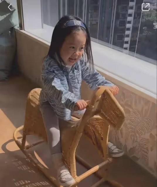 豪橫!王陽全家香港遊玩,住1.3w高檔酒店,3歲女兒長相軟萌超像爸
