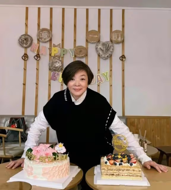 好久不見!'最美小龍女'與粉絲慶祝64歲生日,氣質不減當年令人驚嘆