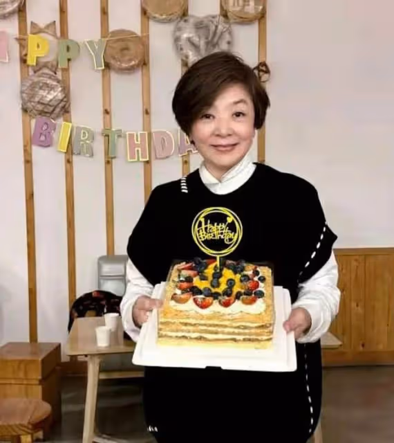 好久不見!'最美小龍女'與粉絲慶祝64歲生日,氣質不減當年令人驚嘆