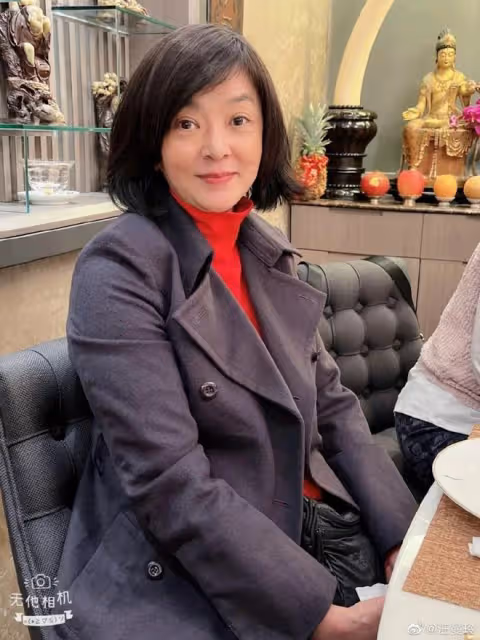 好久不見!'最美小龍女'與粉絲慶祝64歲生日,氣質不減當年令人驚嘆
