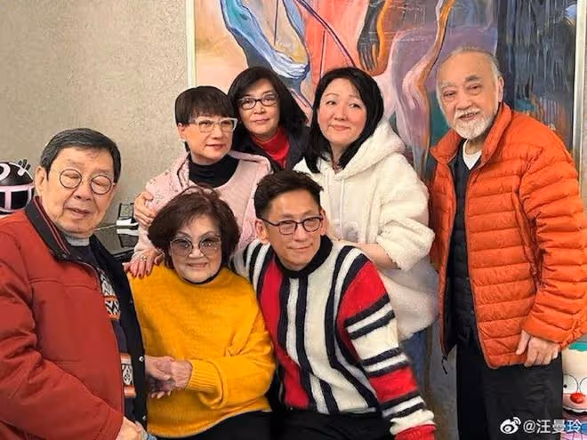 好久不見!'最美小龍女'與粉絲慶祝64歲生日,氣質不減當年令人驚嘆