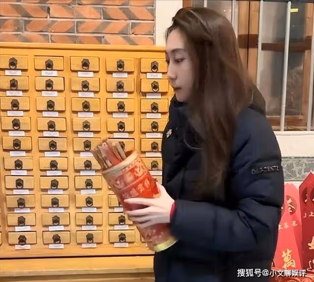 水亦詩直播2個月,收入還是0元,媽媽癱瘓了還來泉州給她做飯
