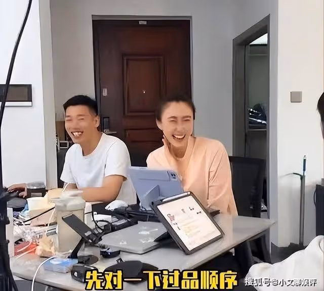水亦詩直播2個月,收入還是0元,媽媽癱瘓了還來泉州給她做飯