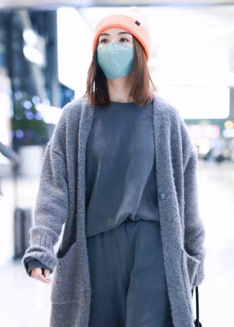 阿Sa真懂「高級感」穿搭,同色系疊穿簡約大氣,越簡單越顯氣質