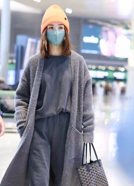 阿Sa真懂「高級感」穿搭,同色系疊穿簡約大氣,越簡單越顯氣質