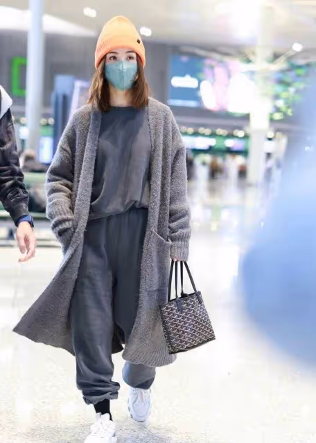 阿Sa真懂「高級感」穿搭,同色系疊穿簡約大氣,越簡單越顯氣質