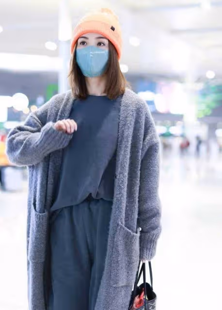 阿Sa真懂「高級感」穿搭,同色系疊穿簡約大氣,越簡單越顯氣質