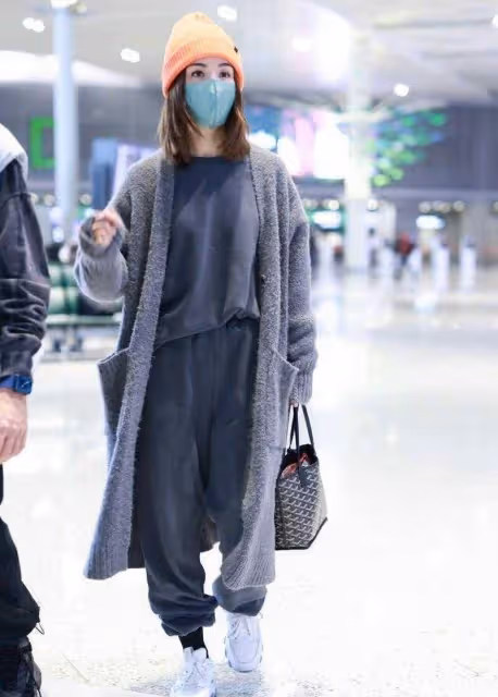 阿Sa真懂「高級感」穿搭,同色系疊穿簡約大氣,越簡單越顯氣質