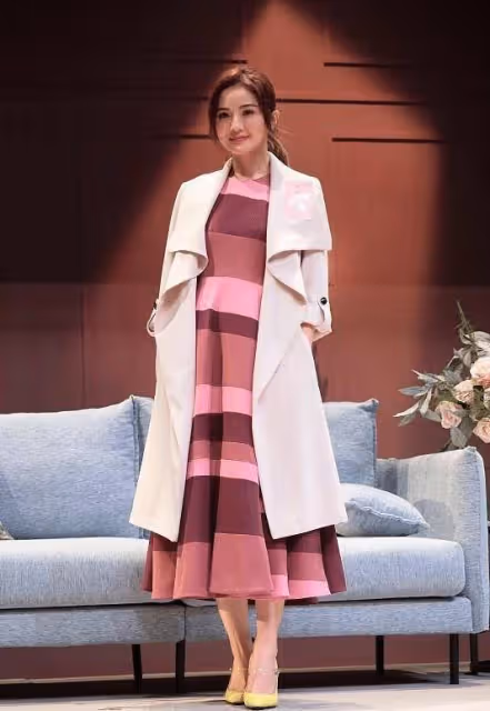 阿Sa真懂「高級感」穿搭，同色系疊穿簡約大氣，越簡單越顯氣質