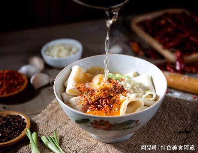 【麵食控必學】油潑麵，家常風味，簡單易做！