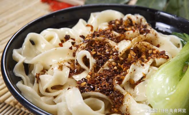 【麵食控必學】油潑麵，家常風味，簡單易做！