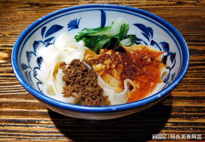 【麵食控必學】油潑麵，家常風味，簡單易做！