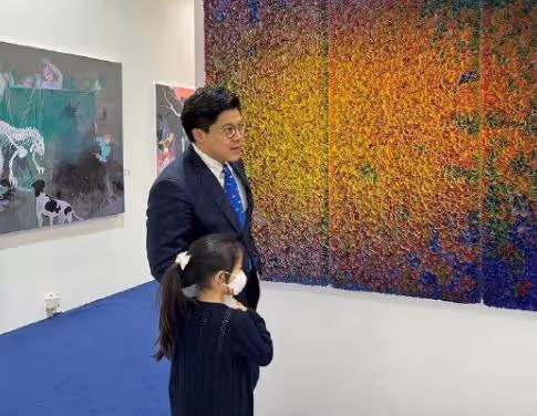 郭晶晶霍啟剛帶女兒看展,6歲霍中妍背書包乖巧,穿平價鞋 