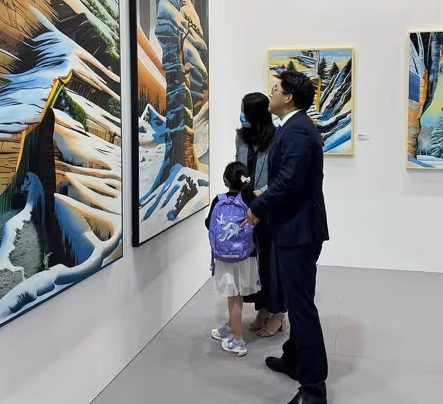 郭晶晶霍啟剛帶女兒看展,6歲霍中妍背書包乖巧,穿平價鞋 