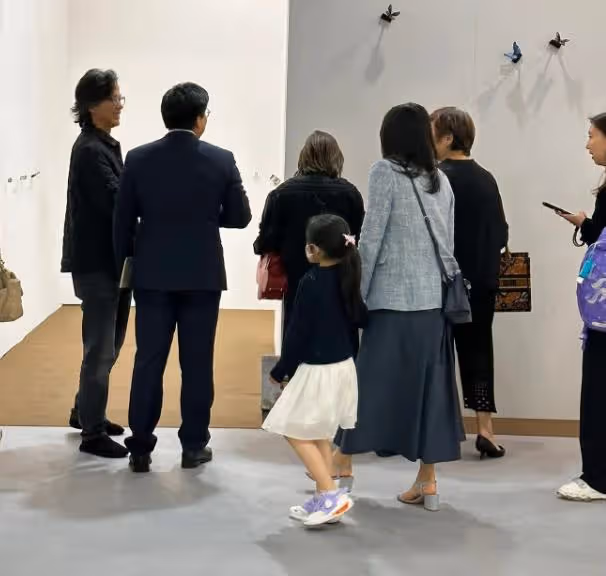 郭晶晶霍啟剛帶女兒看展,6歲霍中妍背書包乖巧,穿平價鞋 
