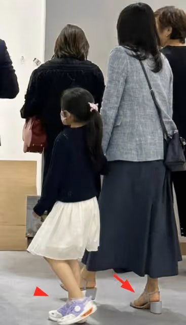 郭晶晶霍啟剛帶女兒看展,6歲霍中妍背書包乖巧,穿平價鞋 